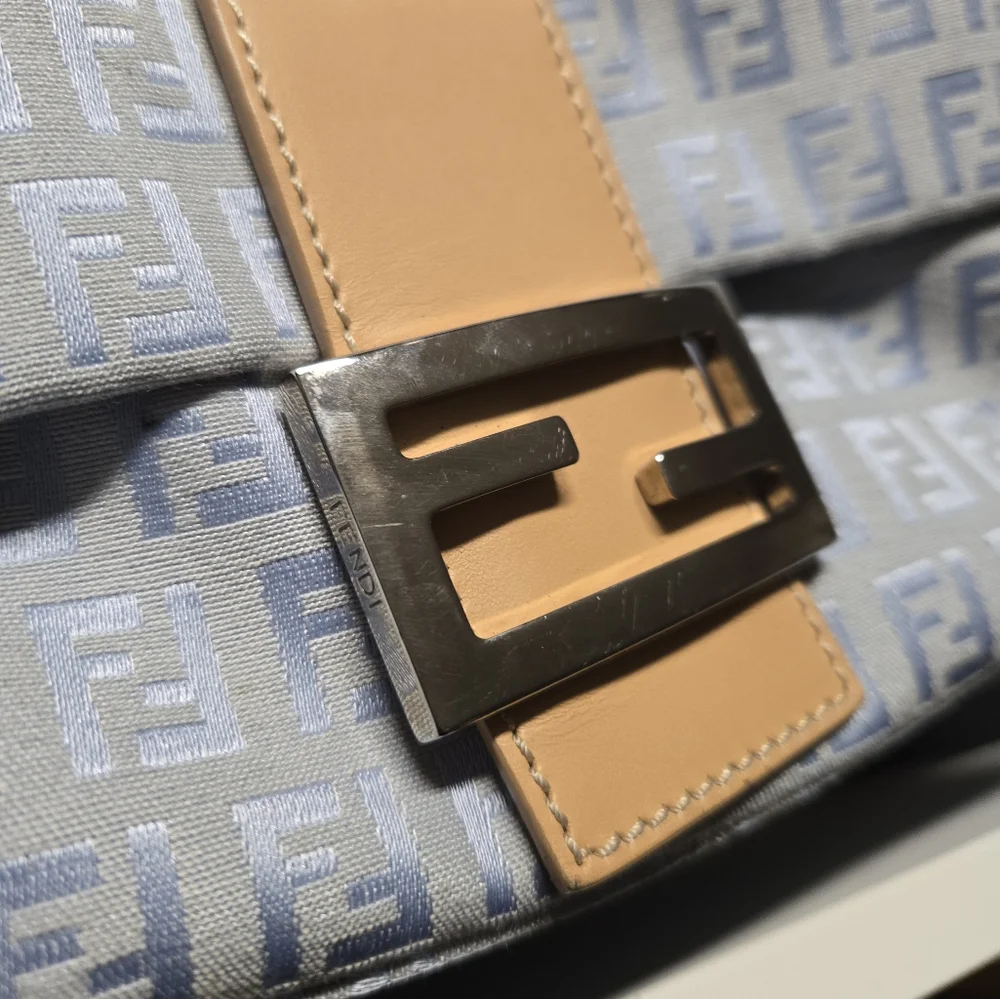 Fendi Zucchino Mama Baguette shoulder bag light blue canvas with silver hardware - Picture 9 of 16